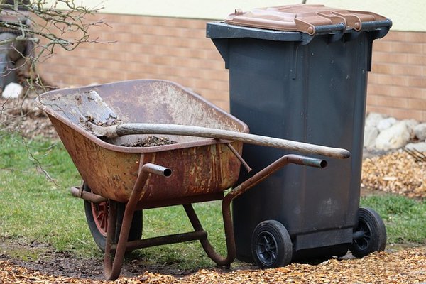Astuces efficaces pour débarrasser votre poubelle des asticots